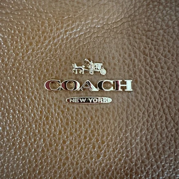 Coach Brown Hobo Bag with Leather Material and Crescent Shape - Picture 3 of 12